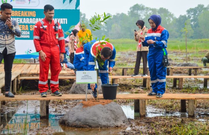 Groundbreaking bersama pembangunan Taman Keanekaragaman Hayati di Sumatera Selatan, Selasa (2/7/2024). Foto: Dok Pertamina