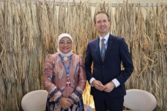 Menaker Ida Fauziyah pada pertemuan bilateral dengan Menteri Sosial dan Ketenagakerjaan Belanda, Eddy Van Hijum di Fortaleza, Brazil. Foto: Kemnaker