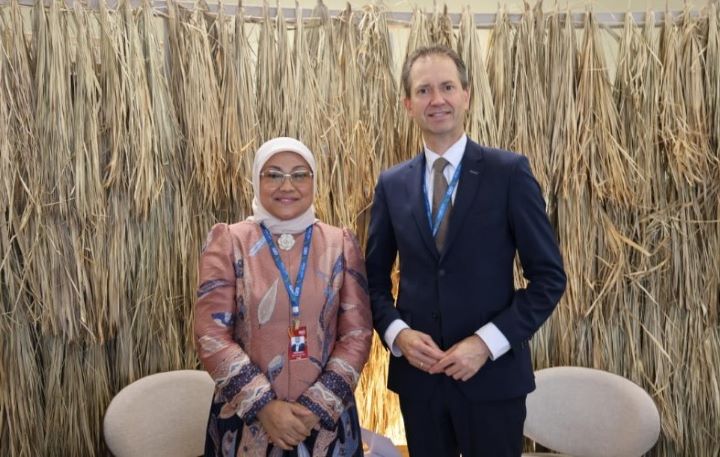 Menaker Ida Fauziyah pada pertemuan bilateral dengan Menteri Sosial dan Ketenagakerjaan Belanda, Eddy Van Hijum di Fortaleza, Brazil. Foto: Kemnaker