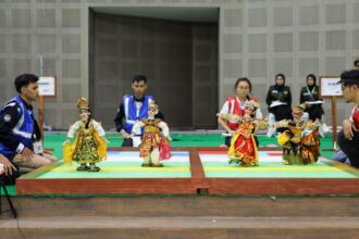 Robot karya Tim Vi-Rose ITS, Rafa dan Nada (sisi kanan) ketika beradu Tari Oleg Tamulilingan dengan robot Tim Rosemery asal Universitas Negeri Yogyakarta (UNY). Foto: ITS