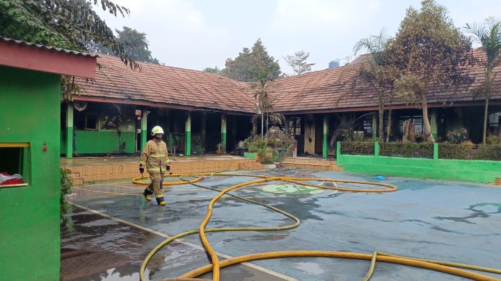 Kondisi Sekolah Dasar Negeri (SDN) 01 di Jalan Gading II, RT 5/11, No 5, Kelurahan Pondok Bambu, Kecamatan Duren Sawit, Jakarta Timur, yang hangus kebakaran pada Selasa (23/7/2024) sekitar pukul 11.57 WIB. Foto: Joesvicar Iqbal/ipol.id