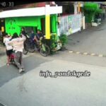 Pemuda tiba-tiba menyerang pengendara motor di Bekasi terekam kamera CCTV. (Foto tangkapan layar).