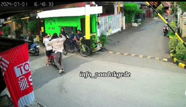 Pemuda tiba-tiba menyerang pengendara motor di Bekasi terekam kamera CCTV. (Foto tangkapan layar).