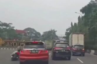 Video pengendara Daihatsu Sigra ugal-ugalan di Kota Tangerang. Foto: IG, @ciledug24jam (tangkap layar)