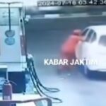 Seorang petugas SPBU terseret saat berupaya mengadang mobil yang dikemudikan pelaku yang belum diketahui identitasnya di Stasiun Pengisian Bahan Bakar Umum (SPBU) di Jalan TB Simatupang, Gedong, Pasar Rebo, Jakarta Timur, Kamis (18/7/2024) dini hari. Foto: Tangkapan layar Inst@Kabarjaktim