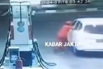 Seorang petugas SPBU terseret saat berupaya mengadang mobil yang dikemudikan pelaku yang belum diketahui identitasnya di Stasiun Pengisian Bahan Bakar Umum (SPBU) di Jalan TB Simatupang, Gedong, Pasar Rebo, Jakarta Timur, Kamis (18/7/2024) dini hari. Foto: Tangkapan layar Inst@Kabarjaktim