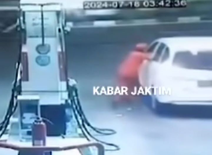 Seorang petugas SPBU terseret saat berupaya mengadang mobil yang dikemudikan pelaku yang belum diketahui identitasnya di Stasiun Pengisian Bahan Bakar Umum (SPBU) di Jalan TB Simatupang, Gedong, Pasar Rebo, Jakarta Timur, Kamis (18/7/2024) dini hari. Foto: Tangkapan layar Inst@Kabarjaktim