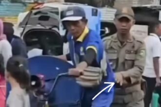 Seorang oknum satpol pp tega dorong pedagang roti di CFD Kota Medan. Foto: IG, @medsoszone (tangkap layar)