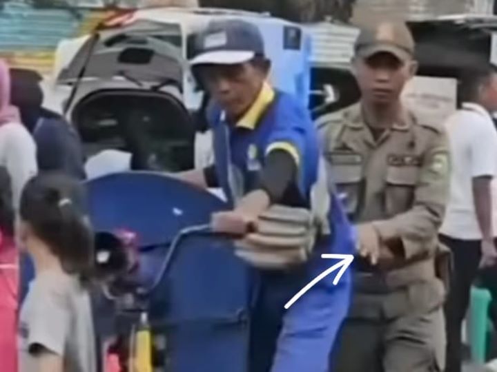 Seorang oknum satpol pp tega dorong pedagang roti di CFD Kota Medan. Foto: IG, @medsoszone (tangkap layar)