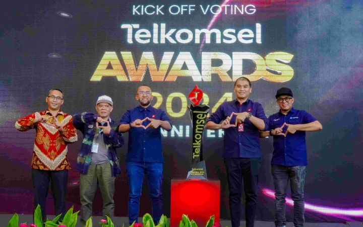 (kiri-kanan) Direktur Riset SMRC Deni Irvani, Ketua Komite Musik Telkomsel Awards Dhani Pette, VP Brand & Marketing Communications Telkomsel Abdullah Fahmi, GM Corporate Communications Aldin Hasyim, dan VP Digital Music NUON Adib Hidayat dalam Press Conference Telkomsel Awards 2024 di Jakarta (8/7/2024). Foto: Ist