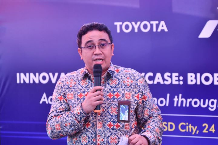 SVPTechnology & Innovation Pertamina Oki Muraza memberikan sambutan pada acara Pengisian Perdana Bioethanol Sorgum Pertamina & Toyota yang diselenggarakan di ICE BSD, Tangerang pada Rabu (24/7/2024). Foto: Pertamina