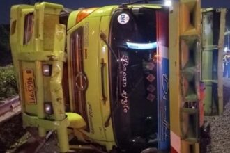 Sebuah truk terguling di Tol JORR KM 28 (Foto: Ist)