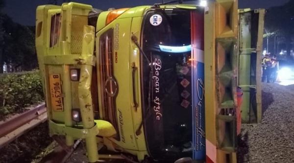 Sebuah truk terguling di Tol JORR KM 28 (Foto: Ist)