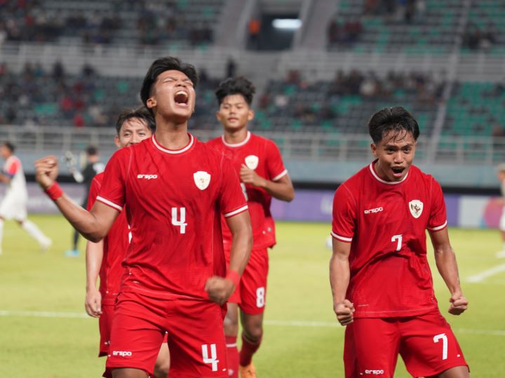 Pasukan Indra Sjafri itu menang telak dengan skor 6-0 pada laga perdana Grup A ASEAN U-19 Boys Championship melawan Filipina di Stadion Gelora Bung Tomo, Surabaya, malam ini. Foto: PSSI