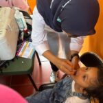 Seorang anak mendapatkan vaksin polio dalam PIN Polio tahap 3. Foto: kemenkes