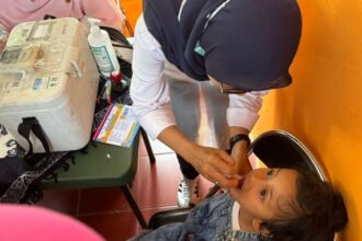 Seorang anak mendapatkan vaksin polio dalam PIN Polio tahap 3. Foto: kemenkes