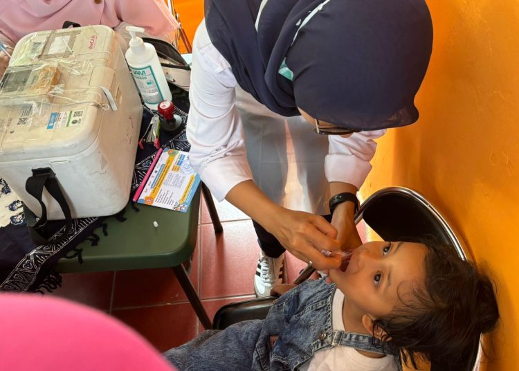 Seorang anak mendapatkan vaksin polio dalam PIN Polio tahap 3. Foto: kemenkes