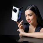 Raline Shah berpose dengan vivo X Fold3 Pro. Foto: vivo