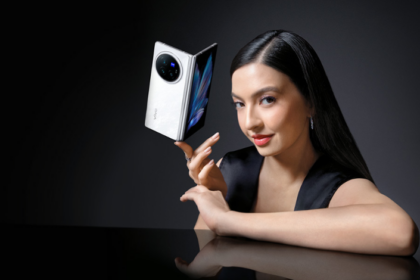 Raline Shah berpose dengan vivo X Fold3 Pro. Foto: vivo