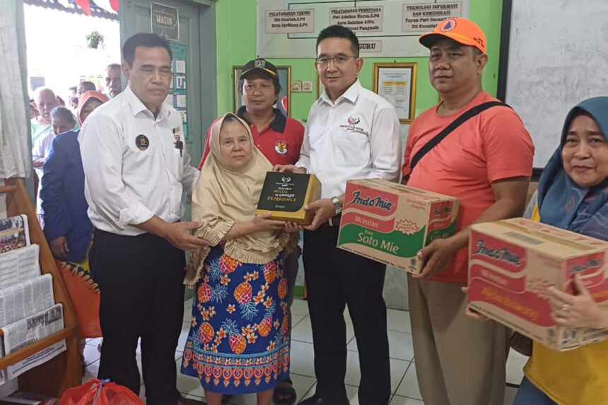 General Manager Merlynn Park Hotel Jakarta, Adolf Gustaf menyerahkan langsung bantuan kepada korban kebakaran di Manggarai, Jakarta Selatan. (dok. Merlynn Park Hotel Jakarta)