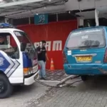 Polisi evakuasi angkot yang menabrak warga dan toko di Jalan Raya Margonda, Depok. (Istimewa)