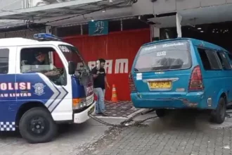 Polisi evakuasi angkot yang menabrak warga dan toko di Jalan Raya Margonda, Depok. (Istimewa)