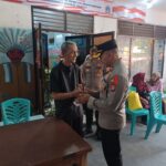 Kapolsek Pesanggrahan, Kompol Tedjo Asmoro berbagi tali asih dan paket sembako kepada salah satu veteran, warga Komplek Kodam Bintaro, RW 04, Pesanggrahan, Kolonel Purn. Suheryana, 83, di Sekertariat Kantor RW di Jl. Duku, RW 004, Kelurahan/Kecamatan Pesanggrahan, Jakarta Selatan, Rabu (14/8/2024). Foto: Joesvicar Iqbal/ipol.id