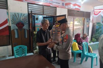 Kapolsek Pesanggrahan, Kompol Tedjo Asmoro berbagi tali asih dan paket sembako kepada salah satu veteran, warga Komplek Kodam Bintaro, RW 04, Pesanggrahan, Kolonel Purn. Suheryana, 83, di Sekertariat Kantor RW di Jl. Duku, RW 004, Kelurahan/Kecamatan Pesanggrahan, Jakarta Selatan, Rabu (14/8/2024). Foto: Joesvicar Iqbal/ipol.id