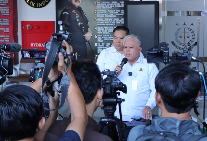 Kapuspenkum Kejaksaan Agung, Harli Siregar saat memberikan keterangan pers du Menara Kartika Adhyaksa Kejaksaan Agung, Jakarta, Selasa (13/8/2024). Foto: Yudha Krastawan/ipol.id