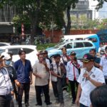 Massa aksi yang menggelar demonstrasi di depan gedung DPRD DKI Jakarta, Rabu (14/8/2024) siang.(foto sofian/ipol.id