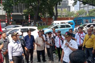 Massa aksi yang menggelar demonstrasi di depan gedung DPRD DKI Jakarta, Rabu (14/8/2024) siang.(foto sofian/ipol.id