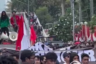 Massa aksi unjuk rasa di depan Gedung DPR RI, Senayan, Jakarta Pusat, dibubarkan aparat kepolisian gabungan, Kamis (22/8/2024) kemarin. Foto: Inst@jakarta.ku