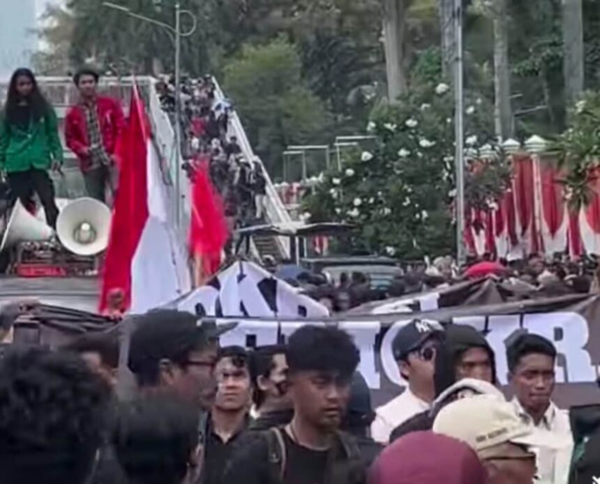 Massa aksi unjuk rasa di depan Gedung DPR RI, Senayan, Jakarta Pusat, dibubarkan aparat kepolisian gabungan, Kamis (22/8/2024) kemarin. Foto: Inst@jakarta.ku