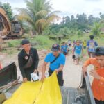 BPBD Kabupaten Padang Pariaman, Sumatera Barat, bersama tim SAR gabungan evakuasi warga tertimbun material longsor, Jumat (16/8/2024). Foto: BPBD Kabupaten Padang Pariaman