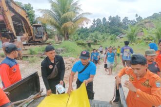 BPBD Kabupaten Padang Pariaman, Sumatera Barat, bersama tim SAR gabungan evakuasi warga tertimbun material longsor, Jumat (16/8/2024). Foto: BPBD Kabupaten Padang Pariaman