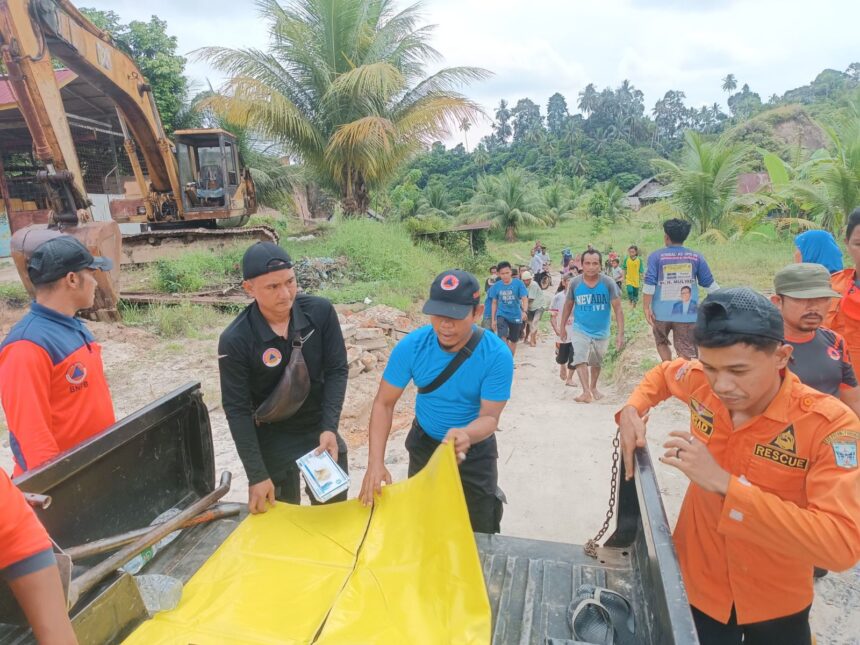 BPBD Kabupaten Padang Pariaman, Sumatera Barat, bersama tim SAR gabungan evakuasi warga tertimbun material longsor, Jumat (16/8/2024). Foto: BPBD Kabupaten Padang Pariaman