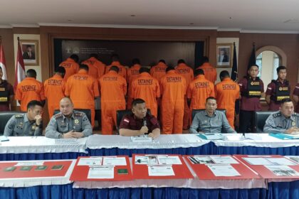 Kepala Kantor Wilayah Kementerian Hukum dan HAM (Kakanwil Kemenkumham) DKI Jakarta, R. Andika Dwi Prasetya (tengah) didampingi Kepala Kantor Imigrasi Jakarta Utara (Jakut), Qriz Pratama dan jajaran menggelar kasus pengungkapan 16 WN Nigeria melanggar hukum Keimigrasian di Kantor Imigrasi Kelas I TPI Jakut, Selasa (13/8/2024). Foto: Joesvicar Iqbal/ipol.id