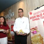 Associate Director of Marketing McDonald's Indonesia, Caroline Kurniadjaja bersama Quality Assurance Manager McDonald’s Indonesia, Imam Gazali dalam talkshow dan kampanye ‘Ini Rasa Kita’, menghadirkan menu ayam McD opor sambal terasi di Jakarta, Kamis (15/8/2024). Foto: Ist