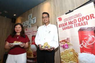 Associate Director of Marketing McDonald's Indonesia, Caroline Kurniadjaja bersama Quality Assurance Manager McDonald’s Indonesia, Imam Gazali dalam talkshow dan kampanye ‘Ini Rasa Kita’, menghadirkan menu ayam McD opor sambal terasi di Jakarta, Kamis (15/8/2024). Foto: Ist