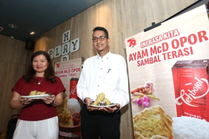 Associate Director of Marketing McDonald's Indonesia, Caroline Kurniadjaja bersama Quality Assurance Manager McDonald’s Indonesia, Imam Gazali dalam talkshow dan kampanye ‘Ini Rasa Kita’, menghadirkan menu ayam McD opor sambal terasi di Jakarta, Kamis (15/8/2024). Foto: Ist