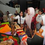 Ninuk Triyanti Zudan, saat mengunjungi stand UMKM Fiesta 2024, Foto: dok humas