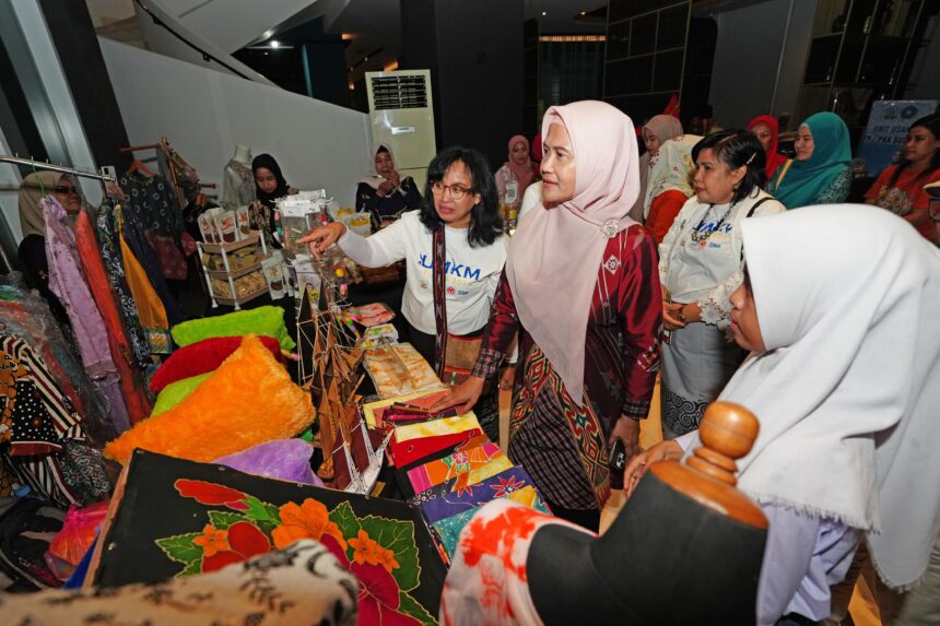 Ninuk Triyanti Zudan, saat mengunjungi stand UMKM Fiesta 2024, Foto: dok humas