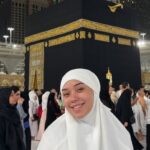 Selebgram cantik Lula Lahfah diperbincangkan akibat membawa pods dan diteriaki haram oleh anak-anak saat melakukan umroh. Foto: IG, @lulalahfah