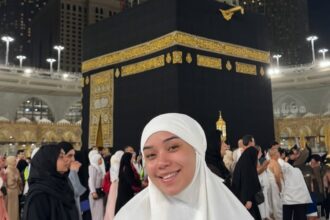 Selebgram cantik Lula Lahfah diperbincangkan akibat membawa pods dan diteriaki haram oleh anak-anak saat melakukan umroh. Foto: IG, @lulalahfah