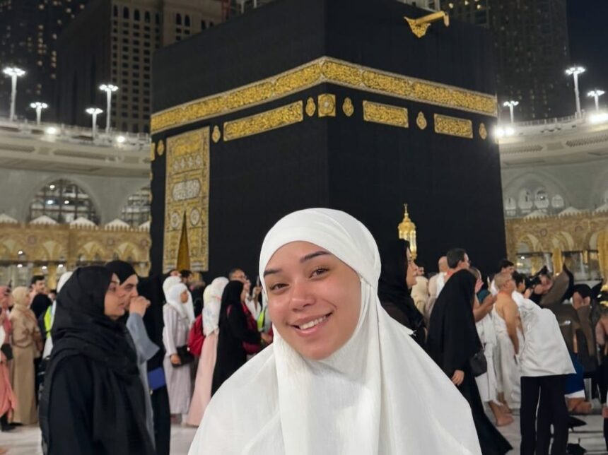 Selebgram cantik Lula Lahfah diperbincangkan akibat membawa pods dan diteriaki haram oleh anak-anak saat melakukan umroh. Foto: IG, @lulalahfah