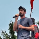 Reza Rahadian sampaikan orasi di aksi demo depan Gedung DPR (Foto: Twitter @irenejuliency)