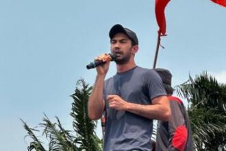 Reza Rahadian sampaikan orasi di aksi demo depan Gedung DPR (Foto: Twitter @irenejuliency)