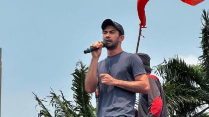 Reza Rahadian sampaikan orasi di aksi demo depan Gedung DPR (Foto: Twitter @irenejuliency)