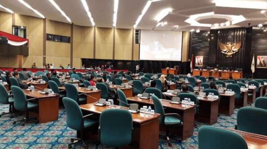 Ilustrasi sejumlah anggota DPRD DKI saat mengikuti sidang paripurna.(foto dok ipol.id)