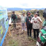 Kepala Badan Nasional Penanggulangan Bencana (BNPB), Letnan Jenderal TNI Suharyanto bersama Menteri Koordinator Bidang Pembangunan Manusia dan Kebudayaan (PMK RI), Muhadjir Effendy meninjau lokasi pembangunan gudang logistik di Distrik Agandugume, Kabupaten Puncak, Provinsi Papua Tengah, Rabu (7/8/2024). Foto: BNPB